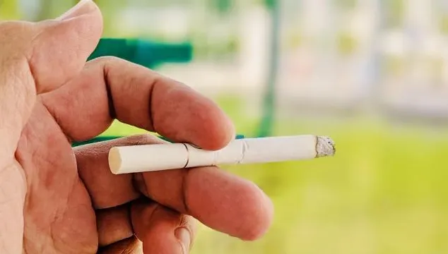 9歲就抽菸！高一男「口腔全斑點」　脫褲健檢一看驚呆！gg停止發育了