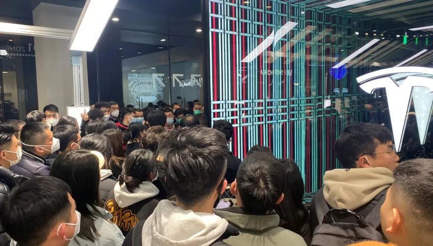 最強豬隊友！特斯拉車主發起維權抗議　當場受低價吸引「又入手一台」