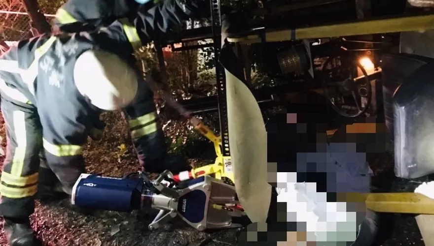 影/推高機「整台翻覆壓身」致重傷　苗栗8旬翁失去呼吸心跳送醫搶救