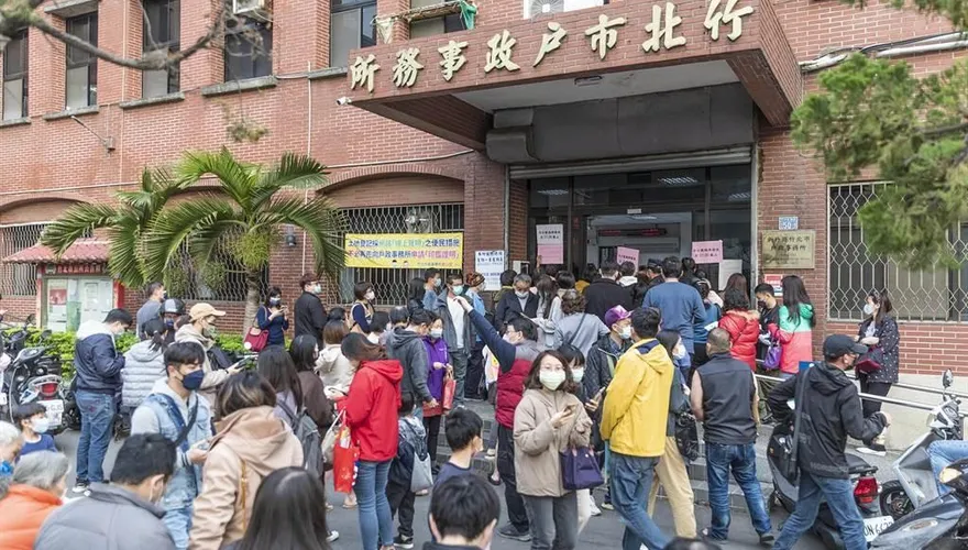 影/「只要入籍」爽領6000元　逾1200人擠爆竹北戶政事務所 誇張人潮嚇壞公務員！