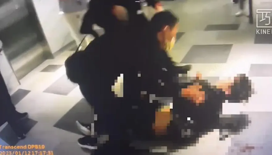 畫面曝光！新北男區公所鬧事持刀砍警　警員臉部8公分刀傷送醫