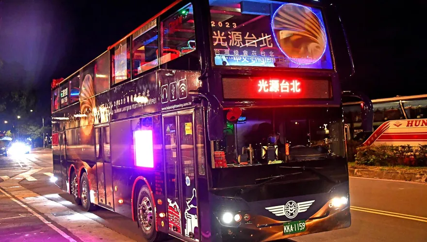 雙層觀光巴士成賞燈列車！　住北市飯店搭車免錢