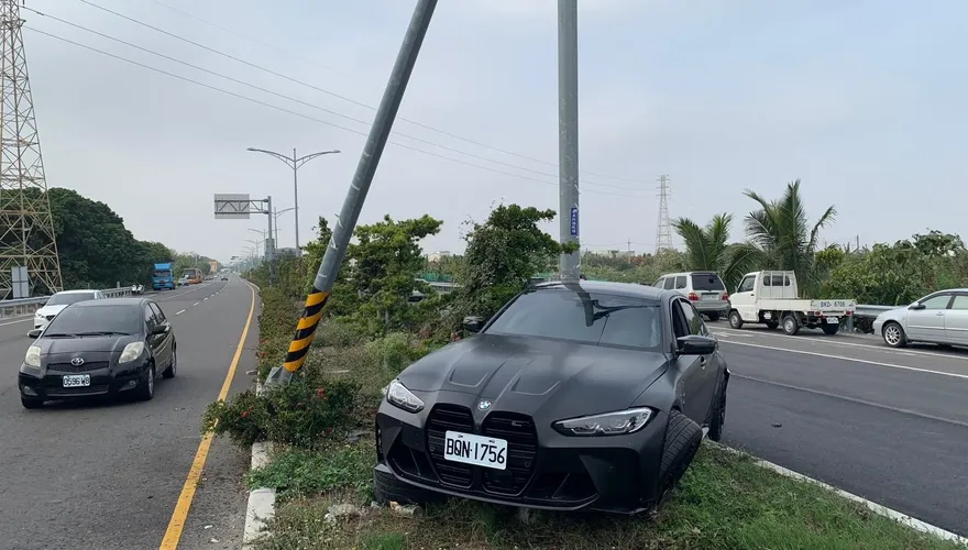 這下慘了！車廠員工開客人600萬BMW豪車　竟騎上分隔島吃草