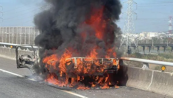 快訊/國3快官段驚現火燒車！貨車燒到只剩骨架　車流回堵2公里