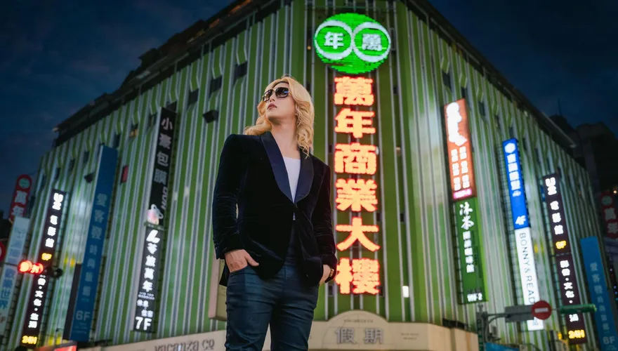 日本「第一牛郎」羅蘭來了！衝夜市嘗臭豆腐「有獨特味道」　羞吐：想見可愛正妹