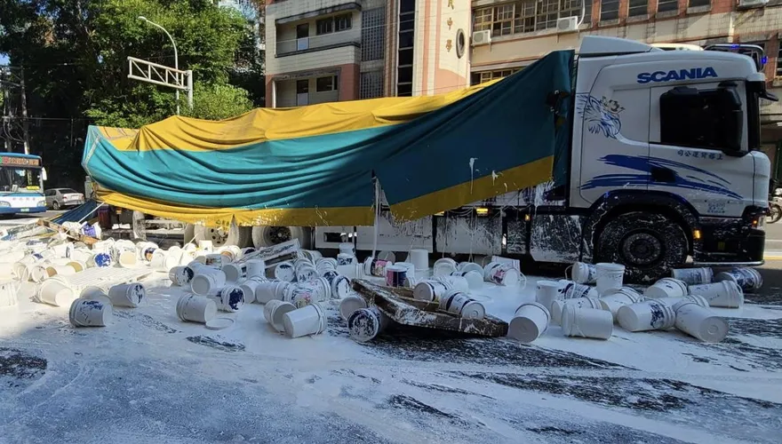 真正的「掉漆」！大貨車載10噸油漆　固定繩鬆脫滿地白浪滔滔