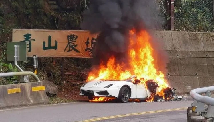 快訊/千萬小牛掰！北宜公路衝到一半火燒車　駕駛死裡逃生心痛看愛車變廢鐵