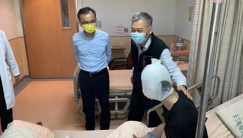 25歲警臉部遭刺後「木乃伊」畫面曝光　整形醫受侯友宜所託全力治療
