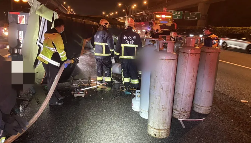快訊/天雨路滑？滿載瓦斯桶小貨車翻覆　占用國道1號北向35公里2車道
