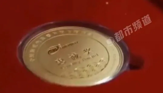 超佛心老闆！公司年終獎　老員工人手一個30克金牌　網友全羨翻：還缺人嗎