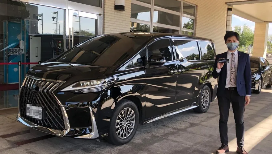 「超狂縣長」500萬奢華座車曝光！鍾東錦：好朋友捐的、我坐的心安理得