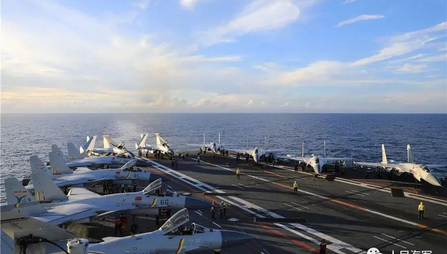 再槓南海！美尼米茲號航母巡弋　解放軍曝山東艦演練艦載機大合影