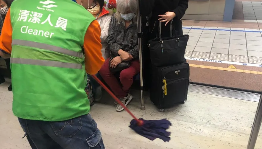 北捷高效率紅到國外！乘客打翻飲料...清潔人員僅花「6分鐘」上車清理　法國男嘆：歐洲不可能