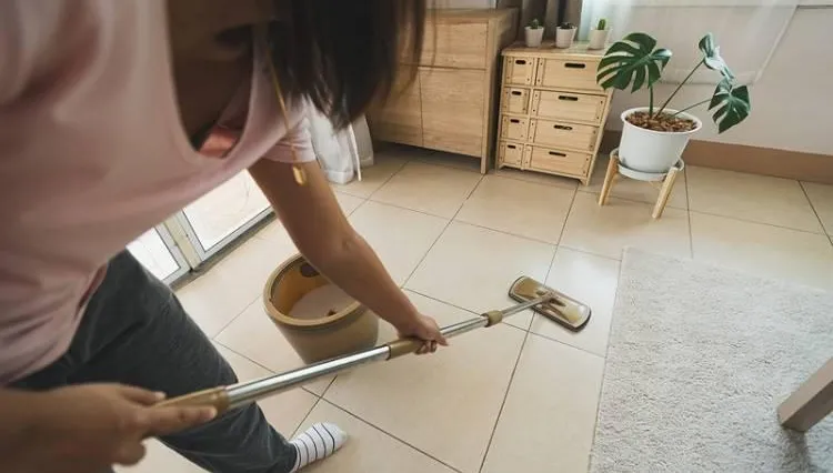 春節前大掃除小心「5行為」恐讓你受傷！醫：癱在沙發上滑手機休息也不行