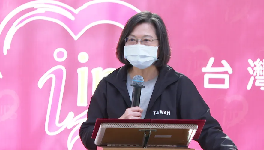 蔡英文出席活動脫口罩突被問「您確診過了嗎？」　男主持人慘遭維安拉到一旁
