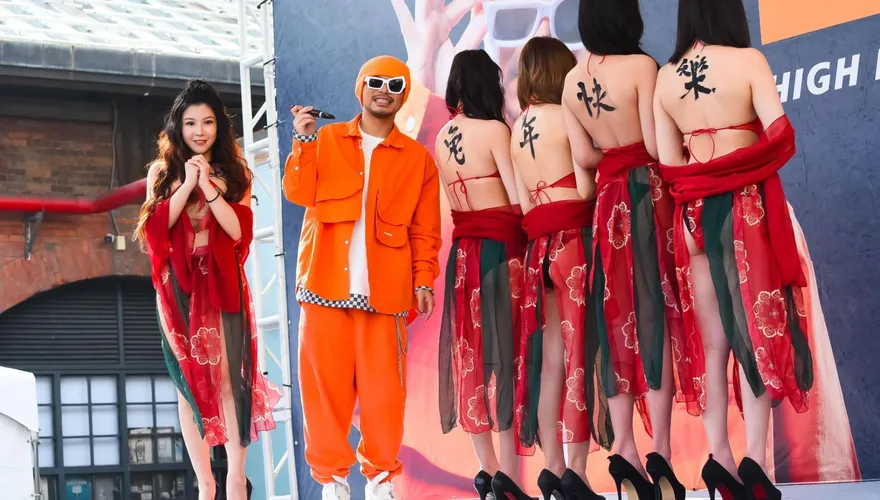 炒熱高清無碼！黃明志大寫人體春聯　4辣妹嗨玩野球拳