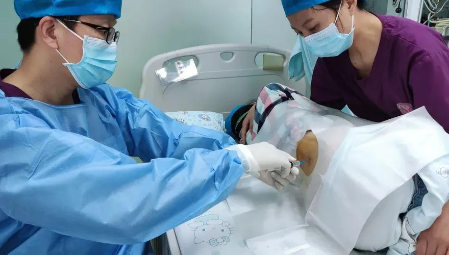 被「蔡政府健保放棄」的罕病女童赴陸治療　今回台過年與家人團聚