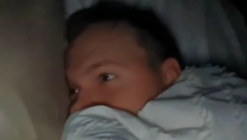 太嚇人！人妻半夜驚見尪「瞪著自己」睡覺　影片曝光網嚇喊：離婚吧