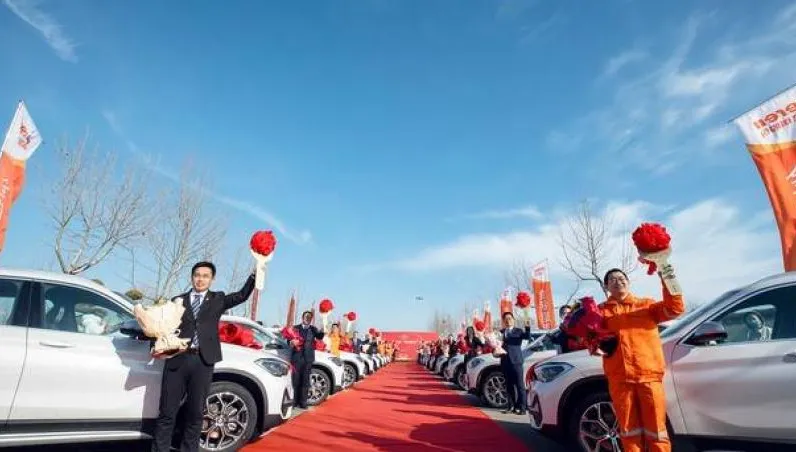 年終豪砸3600萬！39輛轎車送優秀員工　百萬BMW爽開回家過年