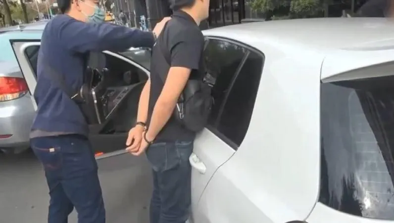 領取飆股「老師帶牌」真相揭曉　男裝美女狠詐300萬見警攔車嚇到腿軟