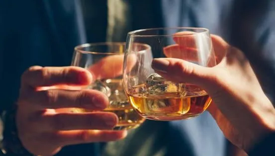男子好酒一週喝五天罹「食道癌」　醫：每天喝一杯助睡眠不是每個人都適合！