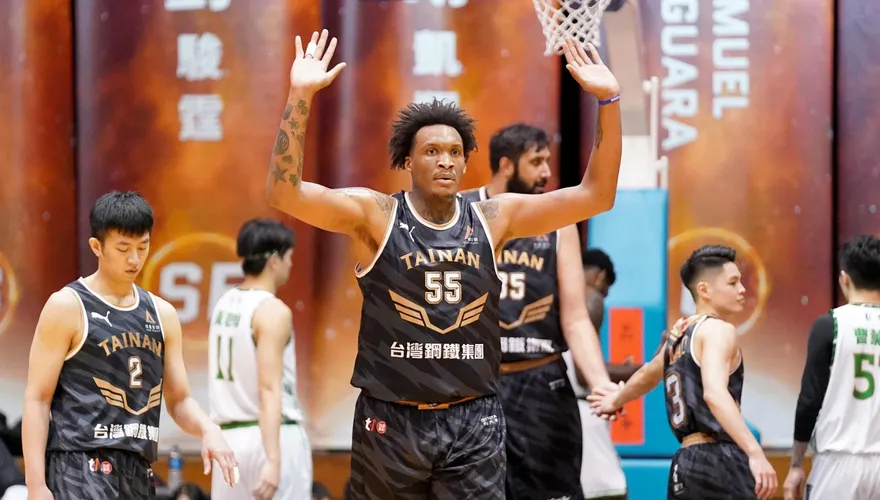 影/第3節最多領先27分！決勝末節差點玩到輸　獵鷹教頭火很大：失望的勝利