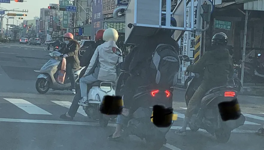 誇張！台南騎士竟用脖子「載貨」　大家看傻眼：原來還能這樣載
