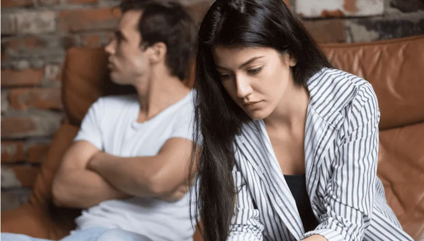 網戀18歲港女閃婚！嫩妻在外激吻傳訊「出來玩都單身」綠光罩頂