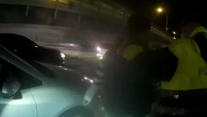 把警察當人形立牌！酒駕男見臨檢急停與友「換位」　頂罪遭識破下場慘