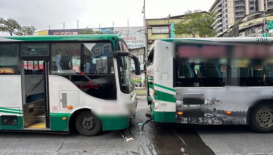 快訊/新北新莊公車急煞！後車「親屁股」擋風玻璃碎　乘客震傷撞斷牙齒3傷