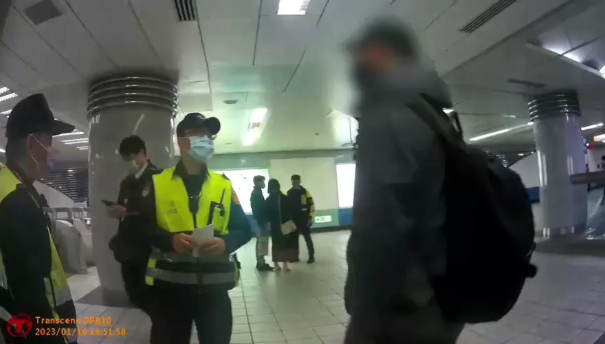 爆料找中天/獨！情侶捷運站牽手不行？暴走男辱罵「不識字、沒教養」還踹人…警方回應了
