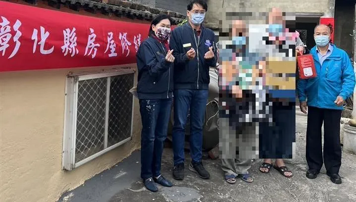 住處無門無窗…身障父子「洗冷水澡、穿雨衣睡覺」！彰化縣府暖心「修繕房屋」畫面曝