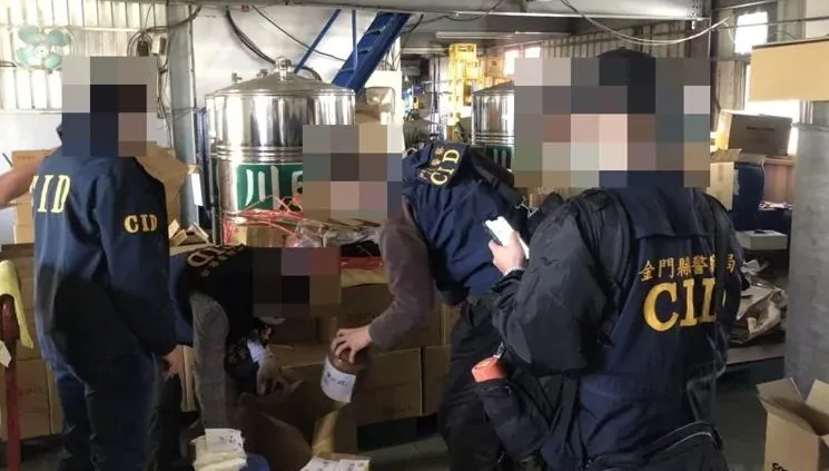 驚！萬瓶「假金酒」疑似已流入市面　還自製酒精添加香料以假亂真　警破獲製造工廠