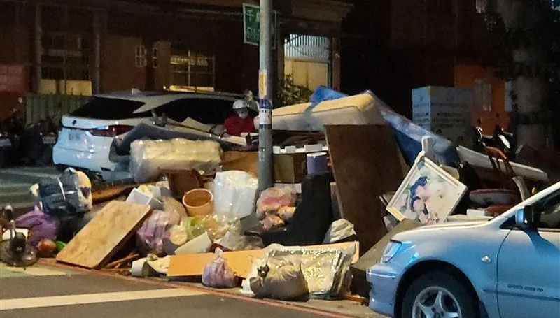 婚紗照丟路邊垃圾堆　還跟垃圾車遊街！　網友紛吐槽「就是大型垃圾無誤」