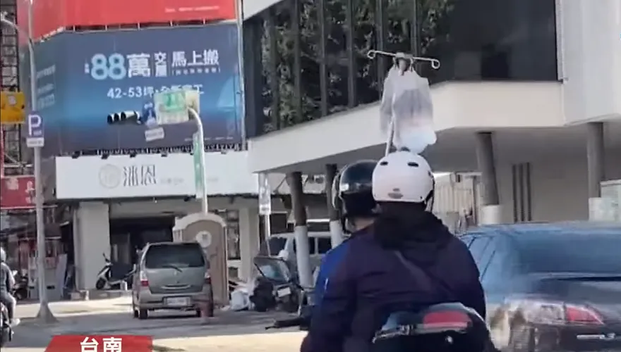 影/又是台南人！吊點滴阿伯單手騎機車太狠了　網友驚呼「生命騎士」