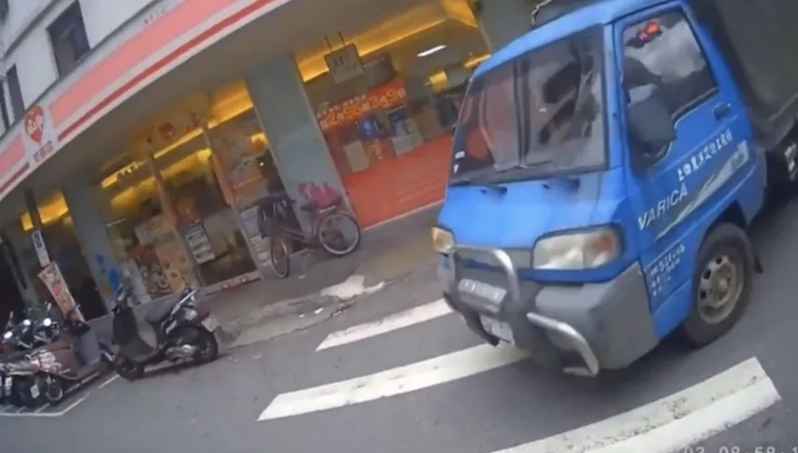 影/網傳這輛貨車沒禮讓行人竟沒被開單？轄區警方說話了