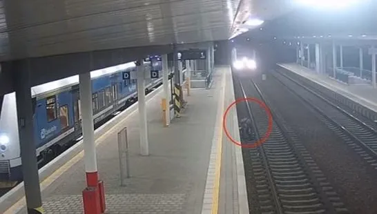 影/這男人太狠了！躍下鐵軌撿菸「被火車撞回月台」　狂轉3圈還活著…差點見上帝