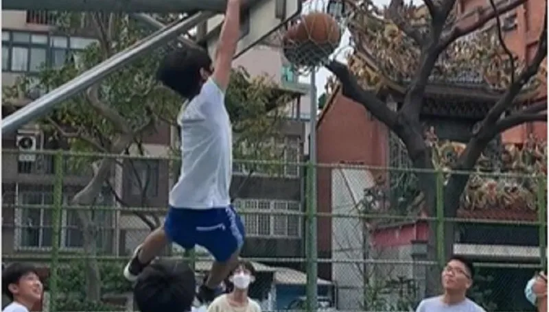 影/台灣學生登上FIBA！「猴子攀架」奮身灌籃　官方給超酸評價網笑翻
