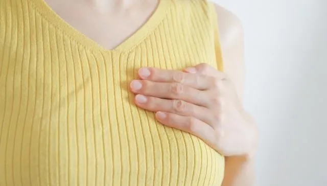 恐怖！女乳房腫「排球大小」羞看醫　傷口潰爛就醫驚呆「飛蛾從腫瘤竄出」！