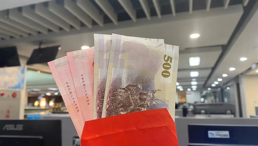 紅包成「空包彈」！大姑怒批當場打開沒禮貌　網轟：拿空袋子騙小孩