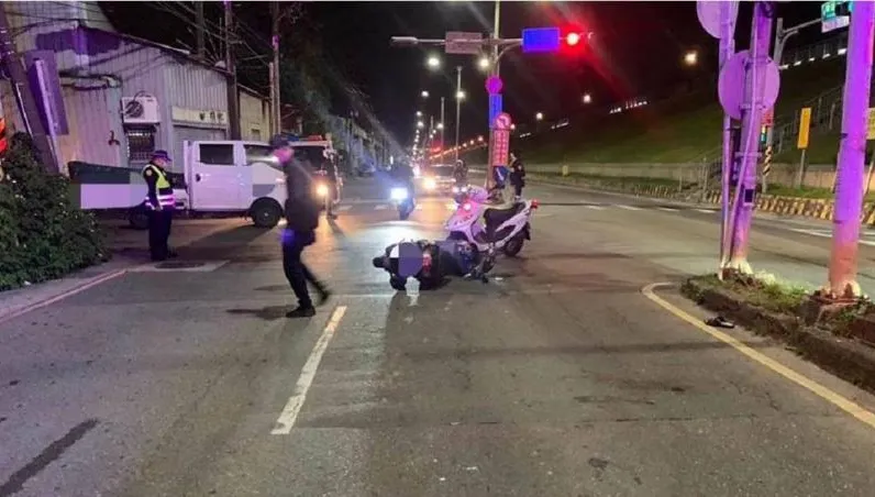 悲傷年夜飯！蘆洲53歲騎士擦撞機車「噴飛摔地」　小客車輾過不治