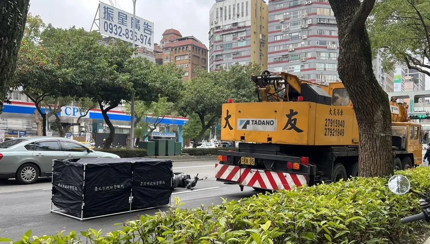 快訊/大安森林公園死亡車禍！雙載母子碰撞吊車　下秒媽捲車底身亡