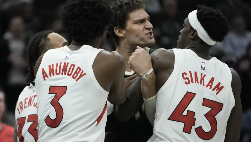 影/NBA全武行！公鹿長人擒抱對手起衝突　「猛力硬扯頭帶」挑釁遭逐出場