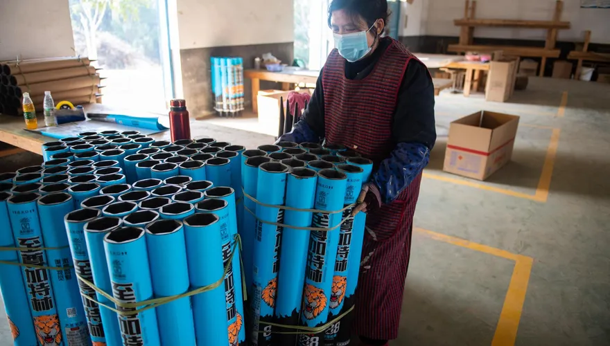 爆單！陸多地「禁燃令」鬆綁　經銷商蹲守爆竹廠搶貨…膠還沒乾就拉走
