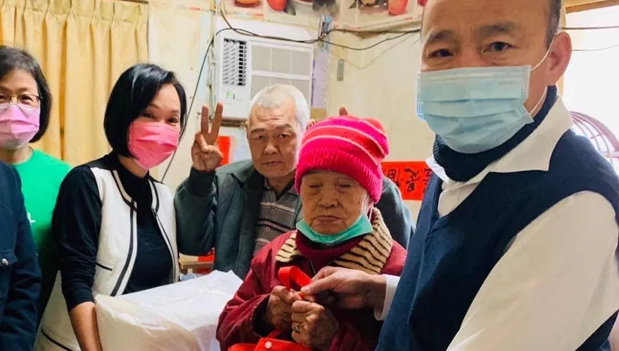 韓國瑜合體柯志恩基層送暖　再提金句「莫忘世上苦人多」