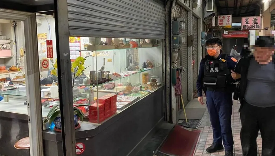 快訊/台南新營市場銀樓驚傳搶案！佯裝顧客搶金戒指　遭路人合力壓制