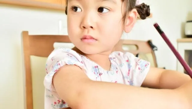 小二女童常發呆...醫見「1詭異情況」驚覺患這病　母淚崩自責：我罵了她3年