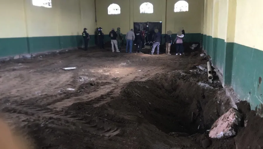 影/墨西哥警方逮新興毒犯集團　怪手開挖廢棄倉庫地底驚見40多包屍袋