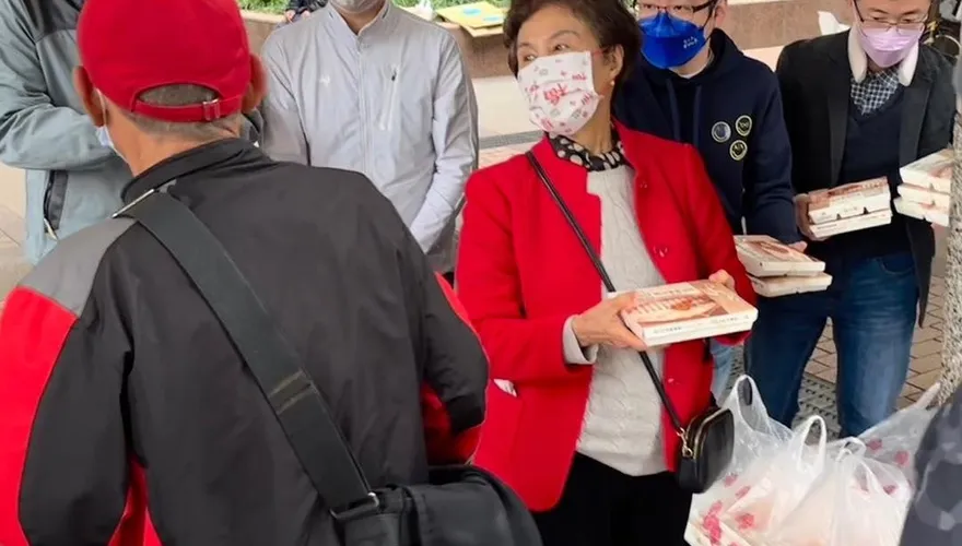 國民黨寒冬送暖發便當給街友　羅智強：過年前的小祝福