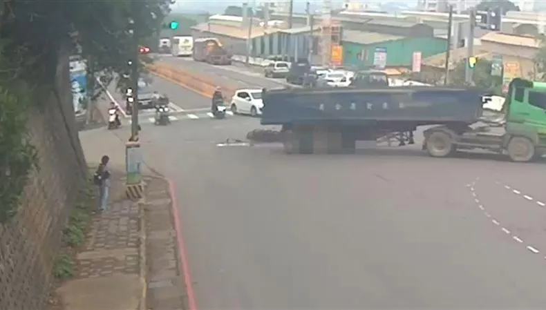 車吞人奪命瞬間曝！7旬翁騎車竟遭砂石車闖紅燈「擦撞＋拖行重輾」　當場無生命跡象